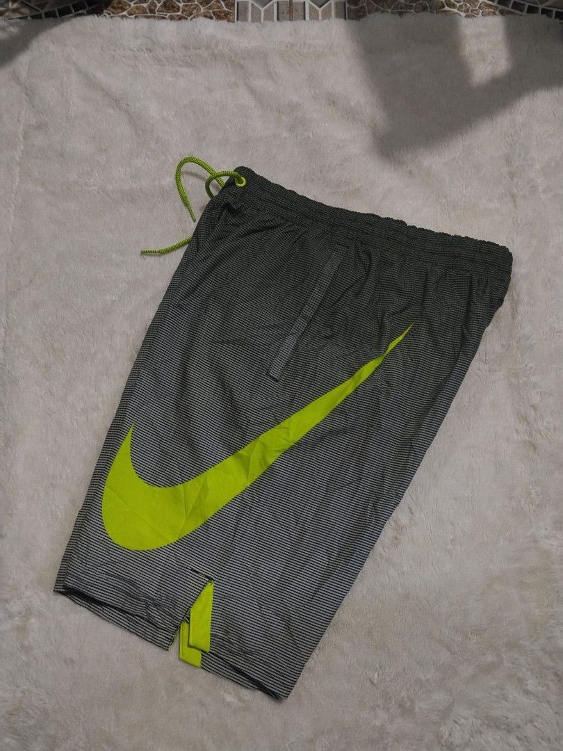 NIKE ATHLETIC SHORTS BIG SWOOSH (Category: Shorts) located in Dipolog. Submitted by quizojojet73763 (Listing ID 1468966547, Image 1). Description: Dimes 28-31 no issue Excellent like new has inner Line brief 10/10 condi good for running / pickle Laser Print Swoosh stretchable waist line nego unti.
