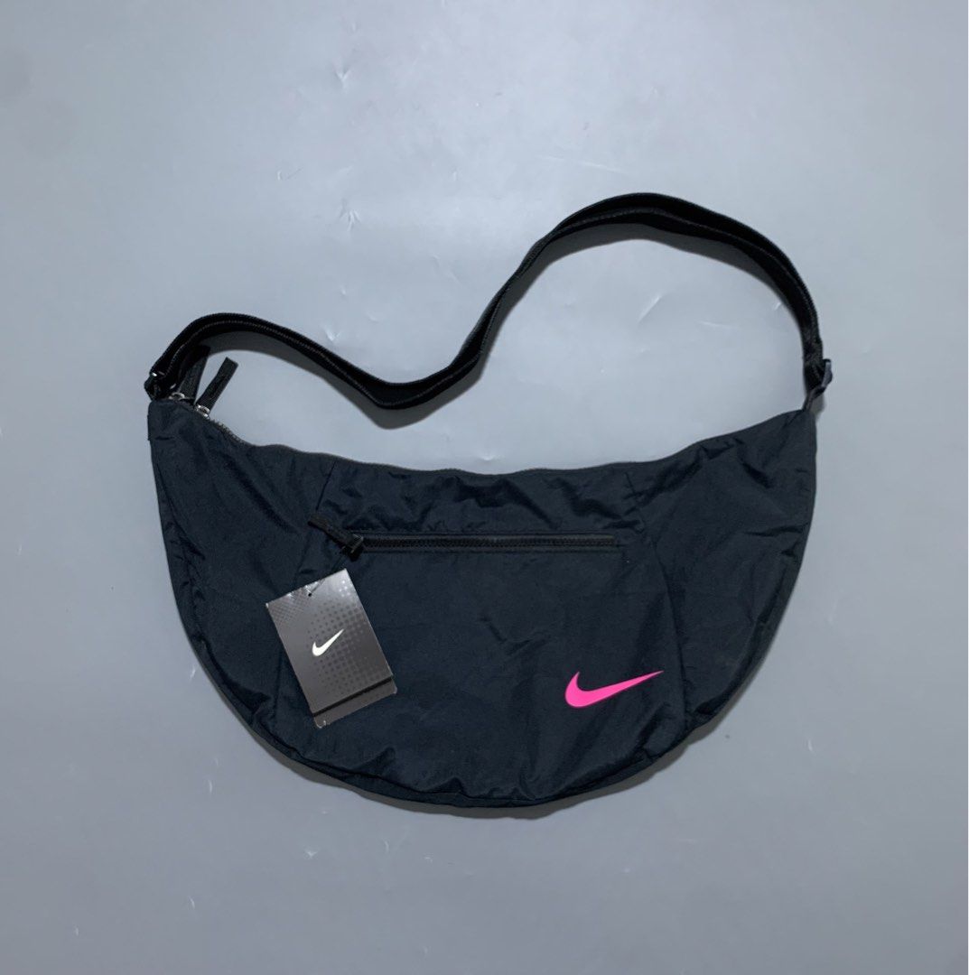 Nike Aura Cresent Cross-Body Bag (Category: Sling Bags) located in Mabalacat. Submitted by thrift_trap (Listing ID 1469080299, Image 1). Description: Condition: Asnew Issue (s): None .