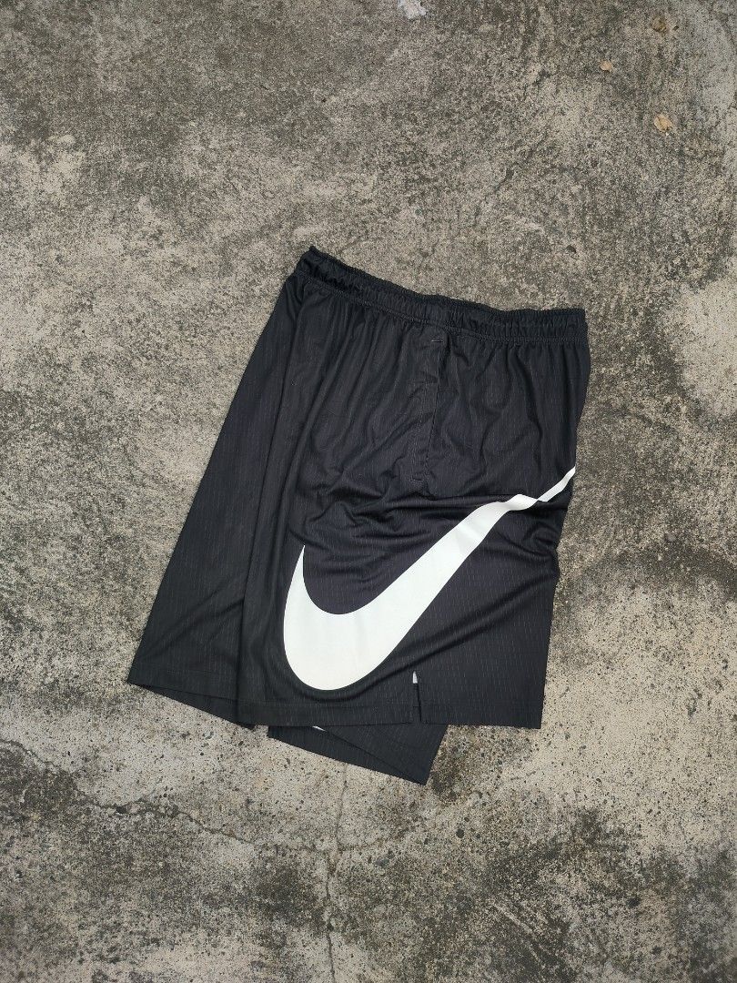 Nike Big Swoosh (Category: Shorts) located in Midsayap. Submitted by rogeandrei29987 (Listing ID 1469109326, Image 2). Description: 📌Nike Big Swoosh •XL on tag •32-40 waist, 23.5 length, 14 LO •9.5/10 cr •No issue/As New MOP: Gcash Courier✈️: J&T Unli vouch/Vc with item Loc: Kabacan, North Cotabato❤️ .