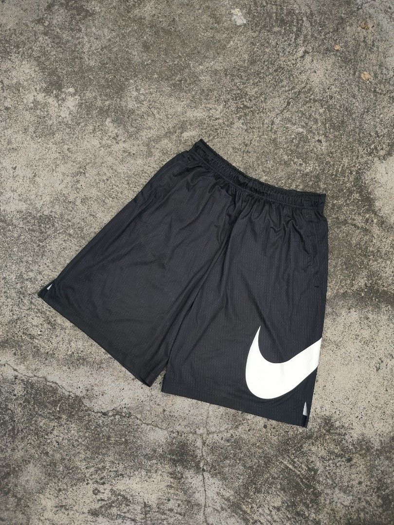 Nike Big Swoosh (Category: Shorts) located in Midsayap. Submitted by rogeandrei29987 (Listing ID 1469109326, Image 3). Description: 📌Nike Big Swoosh •XL on tag •32-40 waist, 23.5 length, 14 LO •9.5/10 cr •No issue/As New MOP: Gcash Courier✈️: J&T Unli vouch/Vc with item Loc: Kabacan, North Cotabato❤️ .
