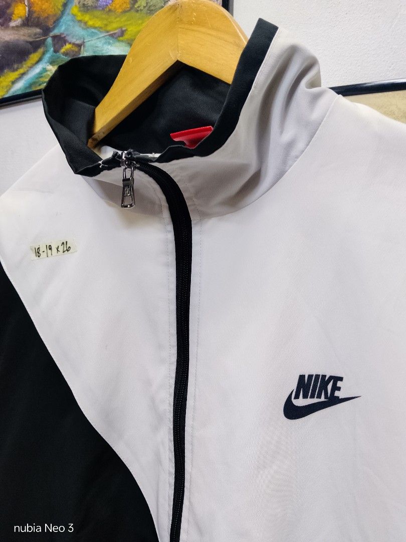 nike big swoosh windbreaker (Category: Coats, Jackets and Outerwear) located in Valenzuela. Submitted by joshwrldselection (Listing ID 1469106575, Image 2). Description: small very good condition need wash (stains) / no washtag thrift..