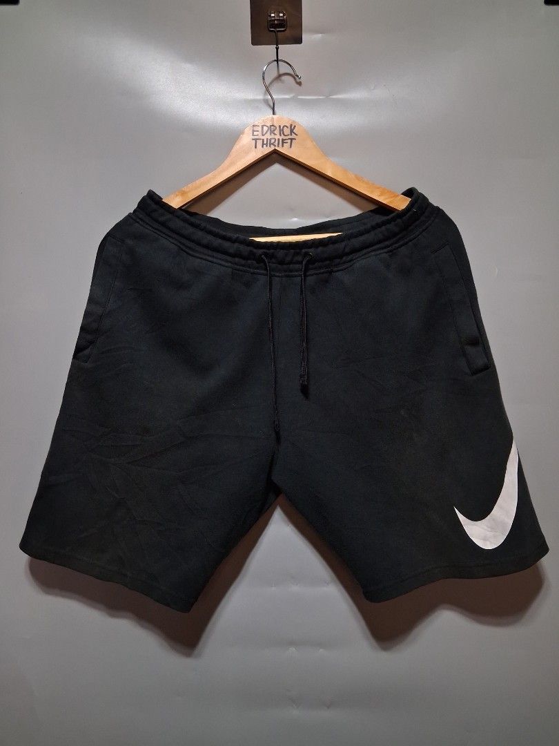 Nike Black Athletic Shorts Size L (Category: Shorts) located in Pamplona. Submitted by edrick_thrift (Listing ID 1469027149, Image 3). Description: waist 28-34( stretchable) length 18 9.6/10 color rate 10/10 condition no pinholes/ no crackprints.