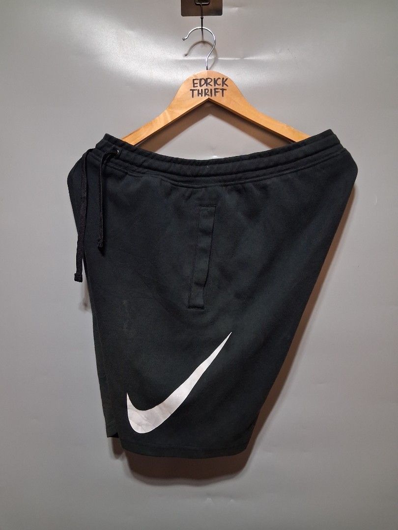 Nike Black Athletic Shorts Size L (Category: Shorts) located in Pamplona. Submitted by edrick_thrift (Listing ID 1469027149, Image 1). Description: waist 28-34( stretchable) length 18 9.6/10 color rate 10/10 condition no pinholes/ no crackprints.