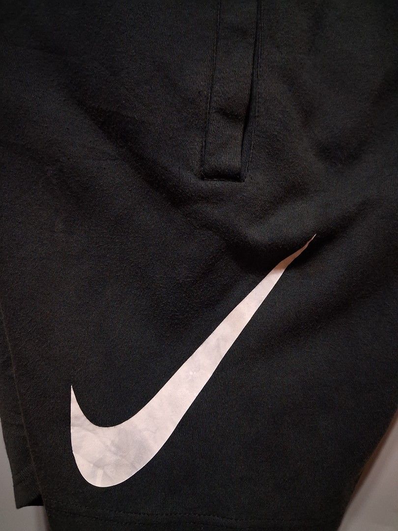 Nike Black Athletic Shorts Size L (Category: Shorts) located in Pamplona. Submitted by edrick_thrift (Listing ID 1469027149, Image 2). Description: waist 28-34( stretchable) length 18 9.6/10 color rate 10/10 condition no pinholes/ no crackprints.