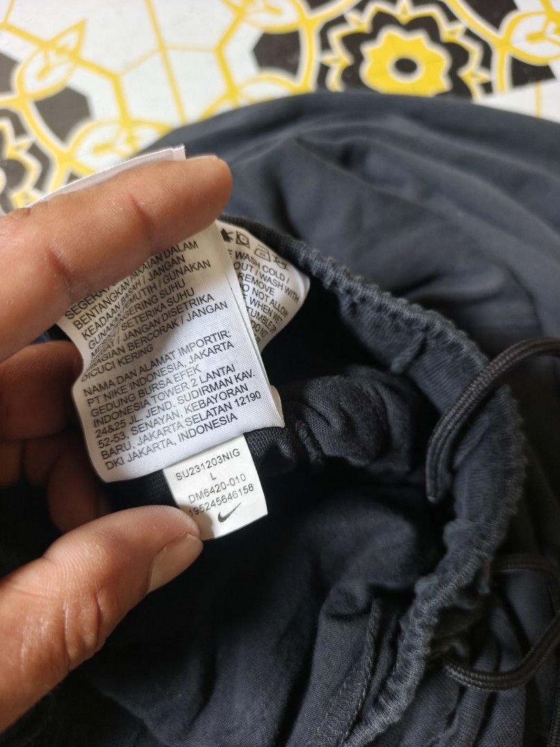 Nike Black Sweatpants Joggers Size L (Category: Joggers) located in Manila. Submitted by yuzthrift (Listing ID 1469087941, Image 3). Description: NIKE EMBROID LOGO JOGGER PANTS ‎ ‎SIZE : LARGE ‎WAIST : 32 TO 36 ‎LENGTH : 36 ‎9.5/10 COLORATE ‎ISSUE : HOLE SA BACK ‎ ‎250PHP + SHIPPING.