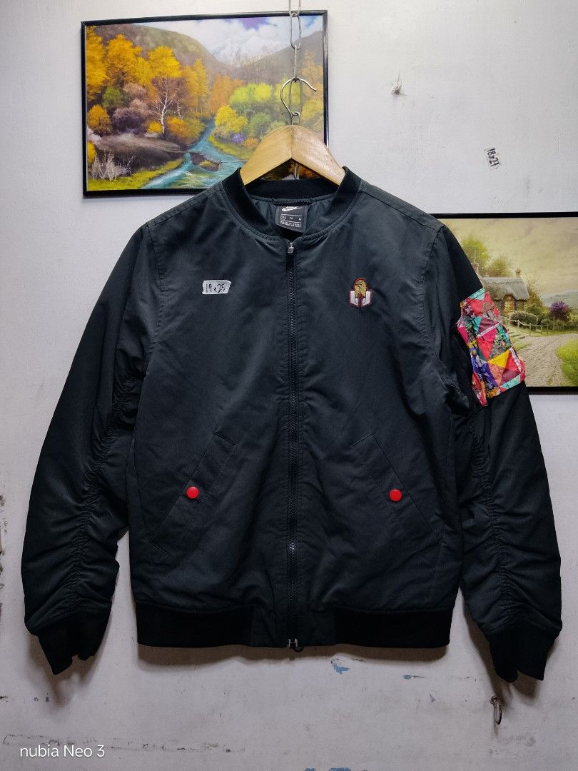 nike bomber jacket (Category: Coats, Jackets and Outerwear) located in Valenzuela. Submitted by joshwrldselection (Listing ID 1469106812, Image 1). Description: small excellent condition no issue thrift..