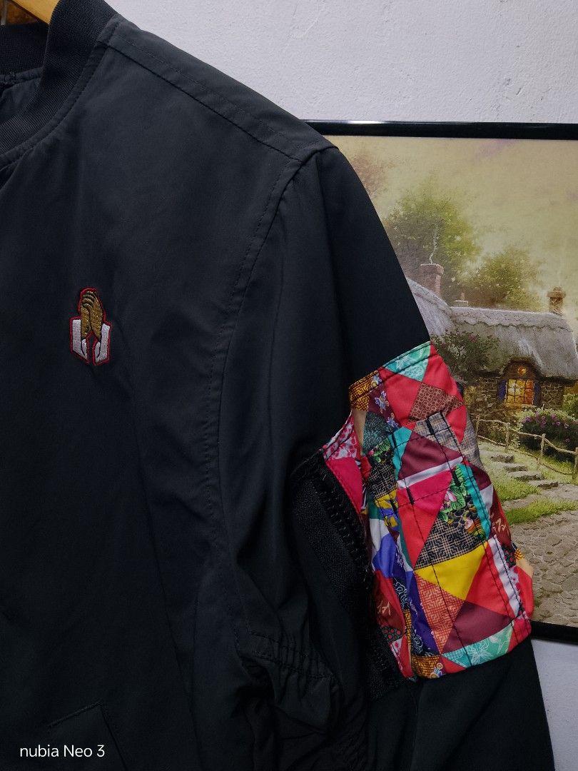 nike bomber jacket (Category: Coats, Jackets and Outerwear) located in Valenzuela. Submitted by joshwrldselection (Listing ID 1469106812, Image 3). Description: small excellent condition no issue thrift..