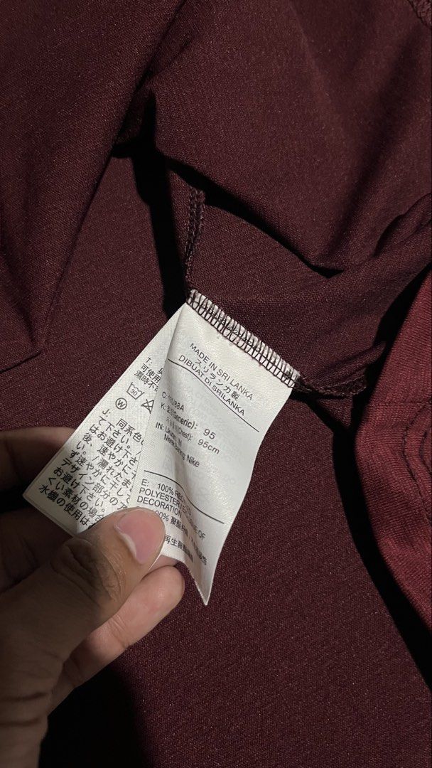 Nike Breathe Logo Hyper Dry (Category: Tshirts & Polo Shirts ) located in Naga. Submitted by rexivan (Listing ID 1468973841, Image 3). Description: Nike Breathe Logo Hyper Dry 👉🏽Like new Condition 👉🏽dimension: 19 Width 28 Length 👉🏽Issue: No Issue 👉🏽Color rate: 10/10 👉🏽Color: Burgundy 👉🏽Size: Medium on tag 🏷️ Price + Shipping fee Location: City of Naga Cebu Limit your expectations, the items are thrifted/UKAY (unless stated as brand n