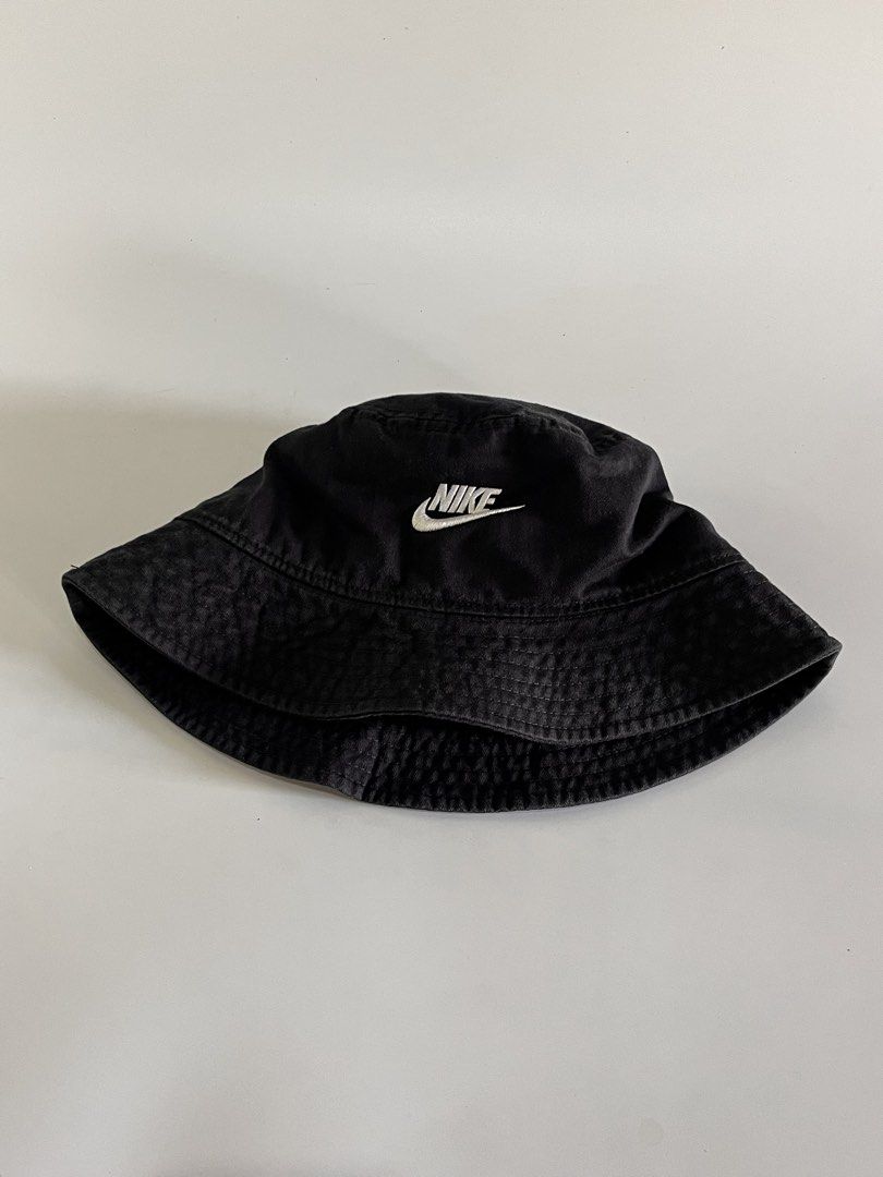 Nike Bucket Hat (Category: Caps & Hats) located in Malaybalay. Submitted by haulsome (Listing ID 1468994347, Image 2). Description: Nike Bucket Hat -No flaws/Like new -Features an embroidered Nike logo up front -Adult size, tagged L to XL, fits 57cm-60cm 550php, +sf.
