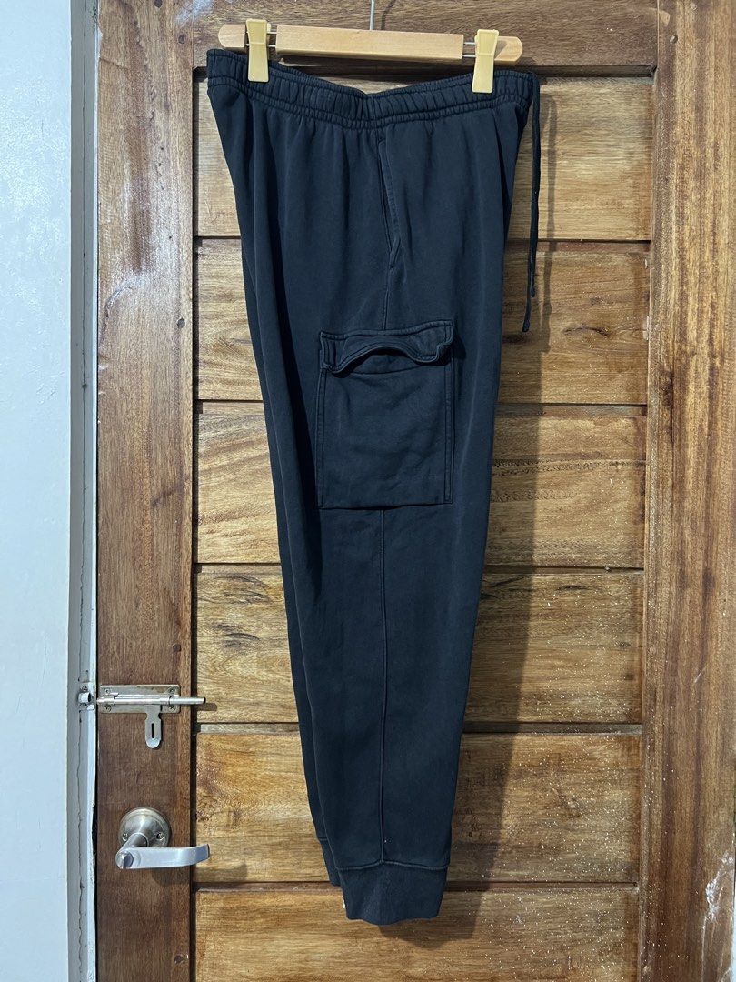 Nike cargo jogger (Category: Joggers) located in Jaen. Submitted by 17thstreetclo.bymkdl (Listing ID 1469061114, Image 3). Description: Nike Cargo Jogger pants 9/10 color rate No issue Waist -32-40 Length-38.5 Leg opening- stretch .