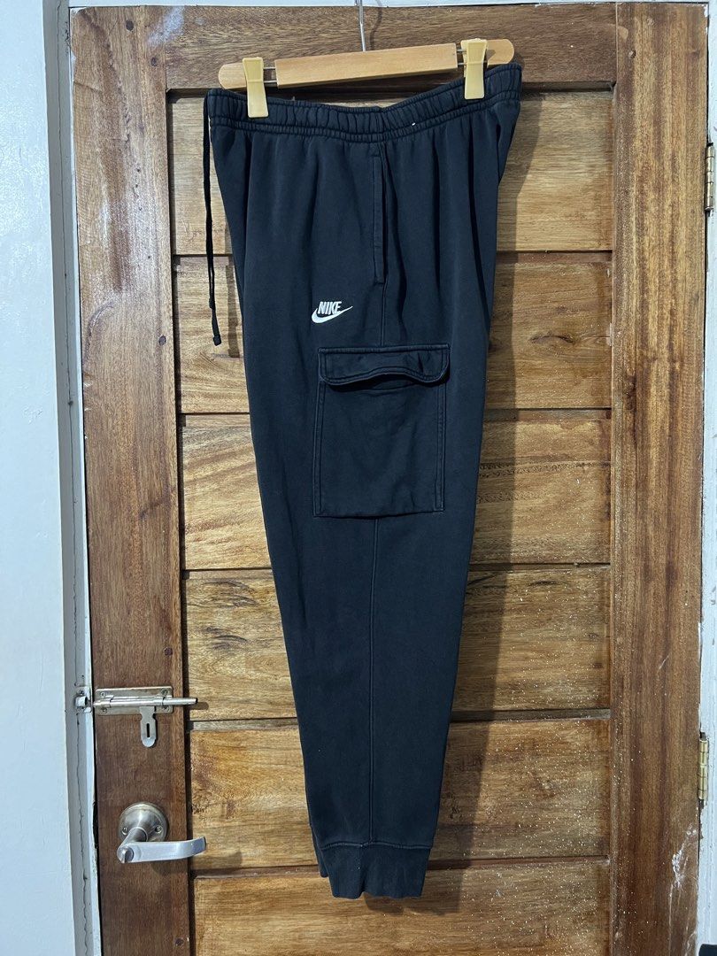 Nike cargo jogger (Category: Joggers) located in Jaen. Submitted by 17thstreetclo.bymkdl (Listing ID 1469061114, Image 1). Description: Nike Cargo Jogger pants 9/10 color rate No issue Waist -32-40 Length-38.5 Leg opening- stretch .