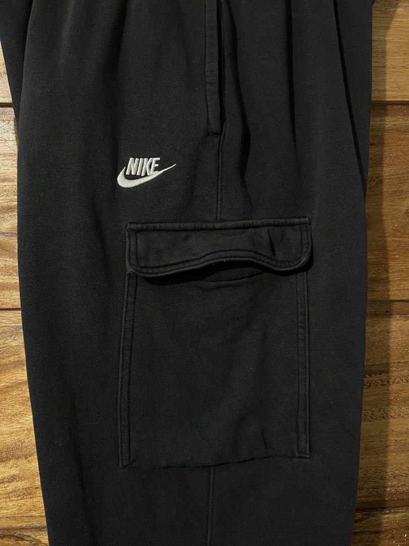 Nike cargo jogger (Category: Joggers) located in Jaen. Submitted by 17thstreetclo.bymkdl (Listing ID 1469061114, Image 2). Description: Nike Cargo Jogger pants 9/10 color rate No issue Waist -32-40 Length-38.5 Leg opening- stretch .