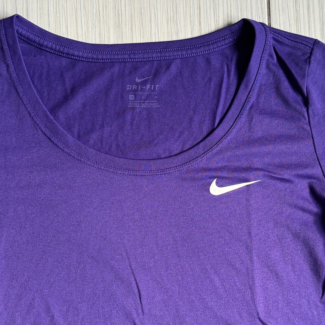 Nike Drifit shirt (Category: Activewear) located in Makati City. Submitted by ellespreloved2.0 (Listing ID 1469046845, Image 3). Description: In very good condition Fits M-L.