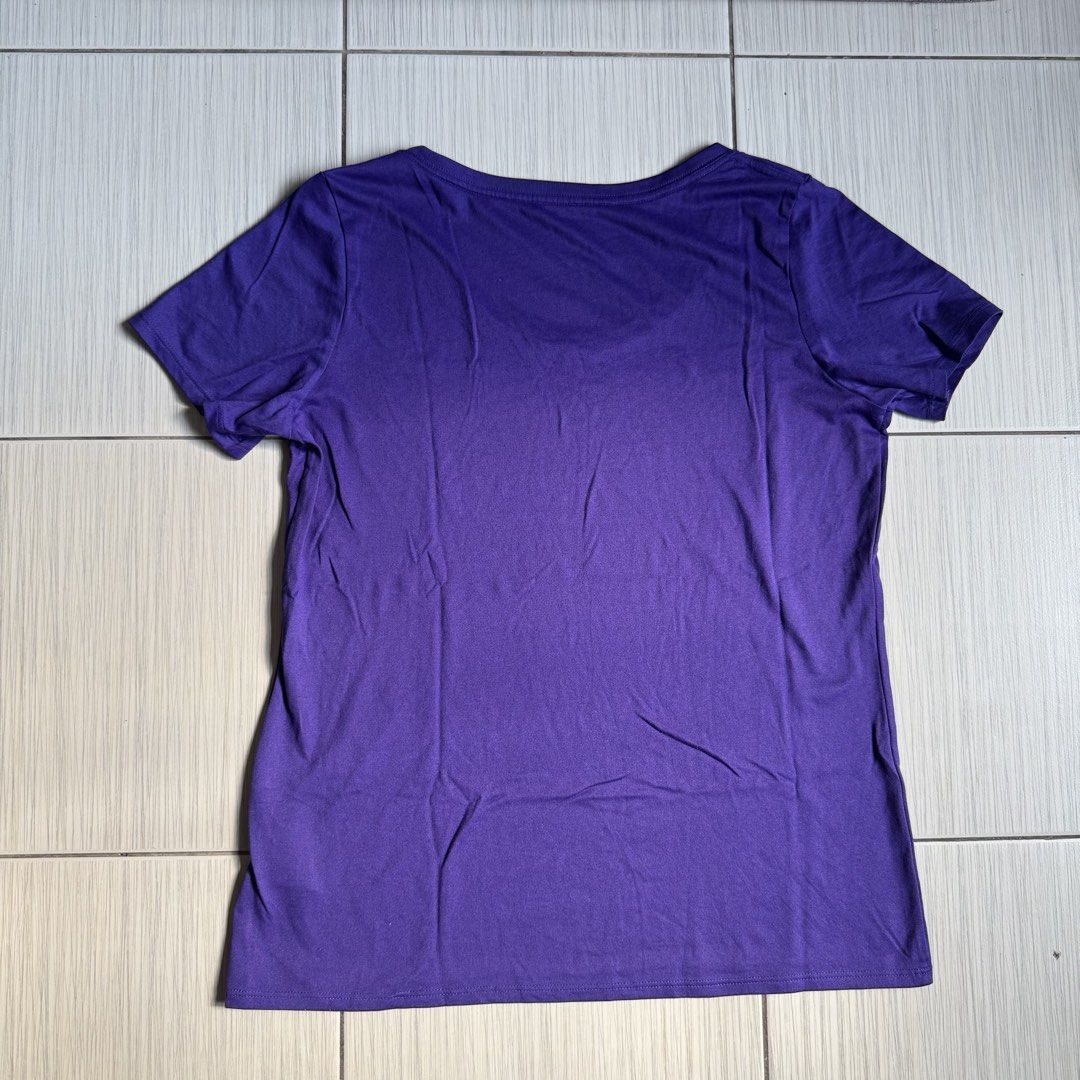 Nike Drifit shirt (Category: Activewear) located in Makati City. Submitted by ellespreloved2.0 (Listing ID 1469046845, Image 2). Description: In very good condition Fits M-L.