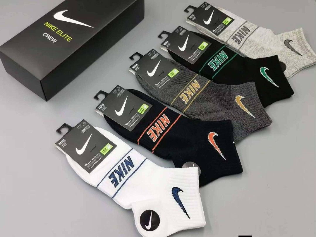 Nike Elite Crew Socks Box Set Multi Color (Category: Socks) located in Manila. Submitted by iliasjen3082126 (Listing ID 1468994971, Image 2). Description: - Authentic Nike Elite crew socks - Available colors: White, Black, Grey, and Blue - Includes signature box - Features a ribbed design with iconic swoosh branding - Fresh and comfortable for daily wear or workouts - Message us for your preferred color! 5n1 with box .