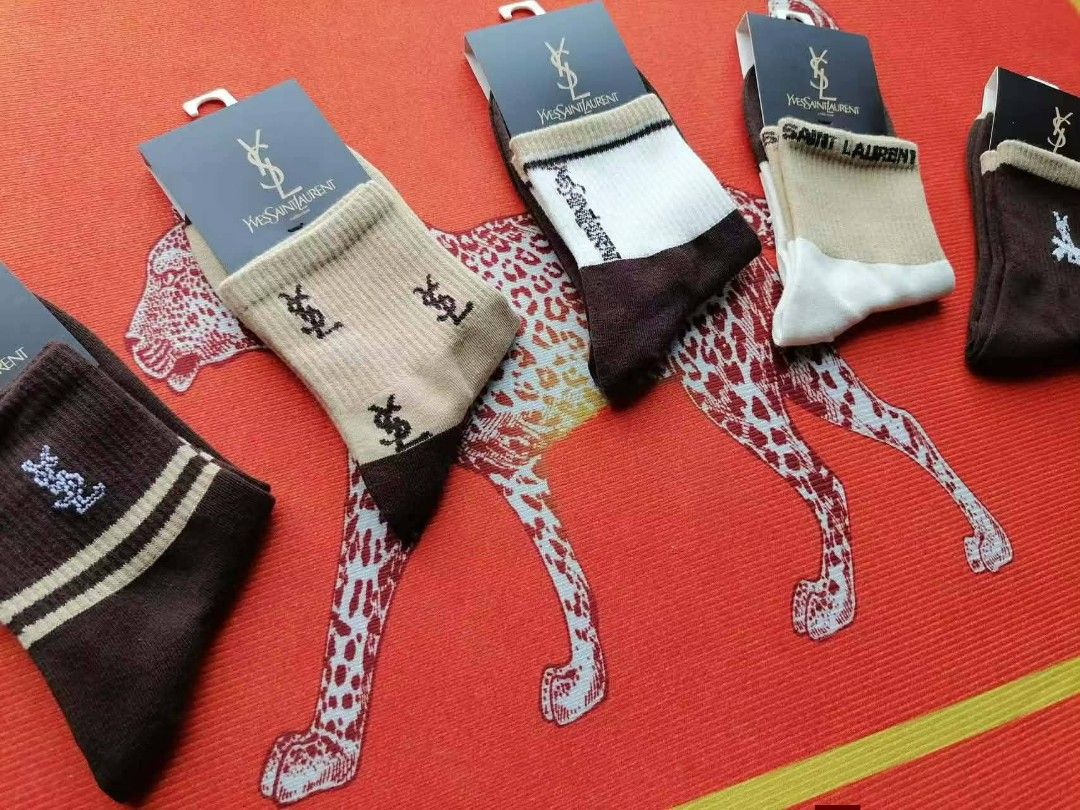 Nike Elite Crew Socks Box Set Multi Color (Category: Socks) located in Manila. Submitted by iliasjen3082126 (Listing ID 1468994971, Image 1). Description: - Authentic Nike Elite crew socks - Available colors: White, Black, Grey, and Blue - Includes signature box - Features a ribbed design with iconic swoosh branding - Fresh and comfortable for daily wear or workouts - Message us for your preferred color! 5n1 with box .