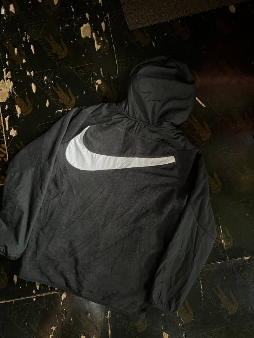 NIKE F.C WOVEN/WINDBREAKER (Category: Hoodies) located in Caloocan City. Submitted by paulchristian_rewear.05 (Listing ID 1469119046, Image 2). Description: AS NEW CONDITION, WATER RESISTANT.