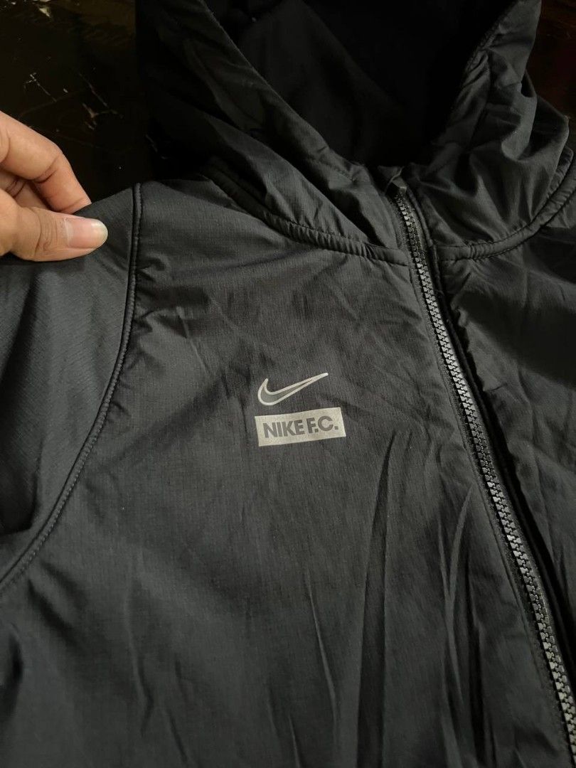 NIKE F.C WOVEN/WINDBREAKER (Category: Hoodies) located in Caloocan City. Submitted by paulchristian_rewear.05 (Listing ID 1469119046, Image 3). Description: AS NEW CONDITION, WATER RESISTANT.