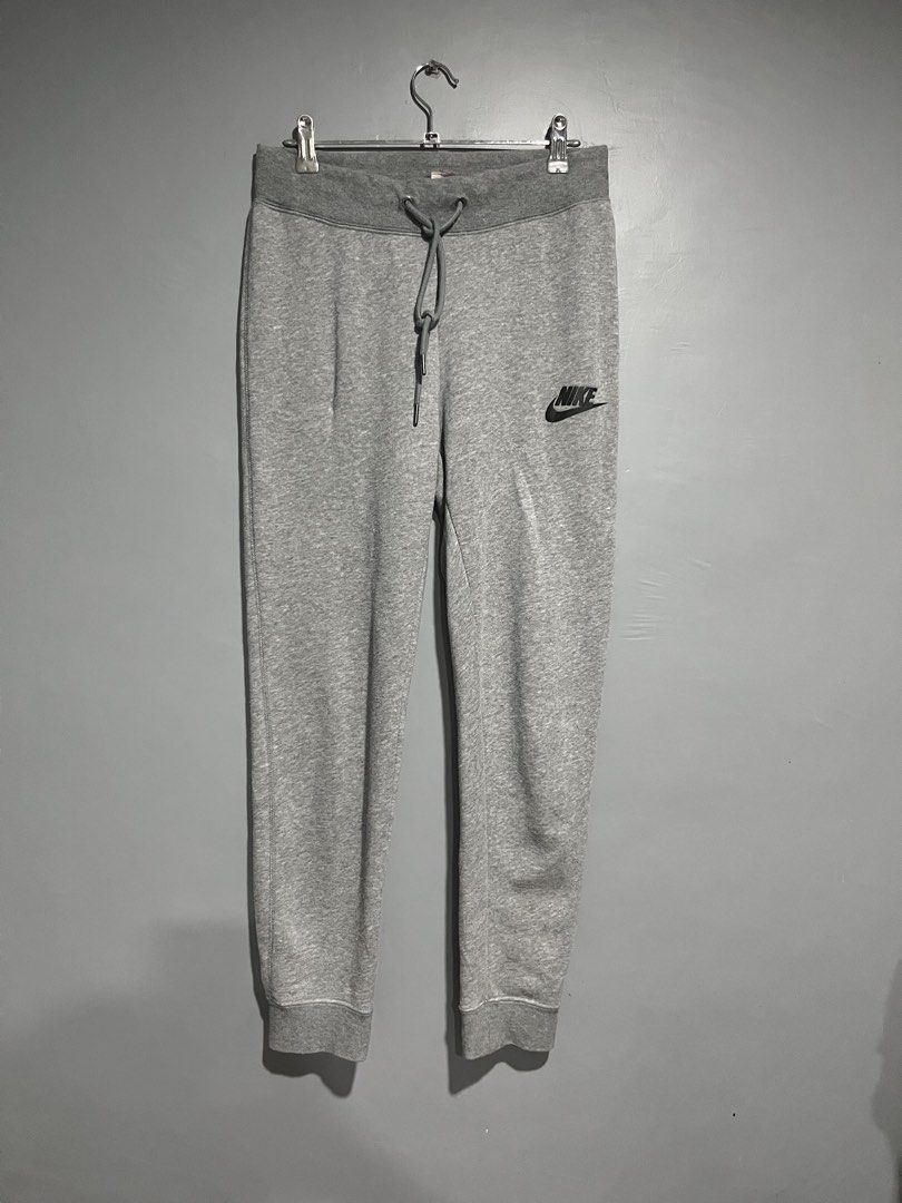 Nike Heather Grey Jogger Sweatpants Size M (Category: Joggers) located in Maasin. Submitted by niconii090 (Listing ID 1468985511, Image 1). Description: - Brand: Nike - Item: Joggers / Sweatpants - Color: Grey - Size: Medium - Interior: Soft fleece lining - Waistband: Elastic with adjustable drawstring - Cuffs: Ribbed at the ankles - Details: Small embroidered black Nike logo on the left thigh - Fit: Regular fit, ideal for daily casual wear -📏 W