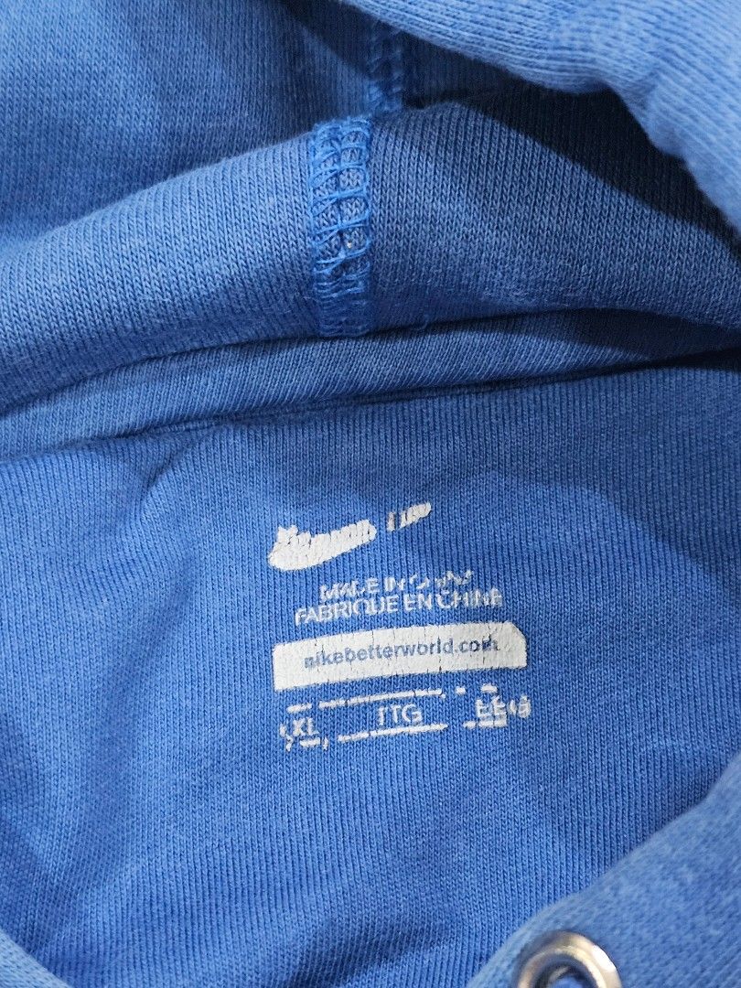 Nike Hoodie Jacket (Category: Coats, Jackets and Outerwear) located in Davao. Submitted by prvsly_loved (Listing ID 1469094580, Image 2). Description: Dimes: 27 x 29 Color rate: 8/10 No issue.