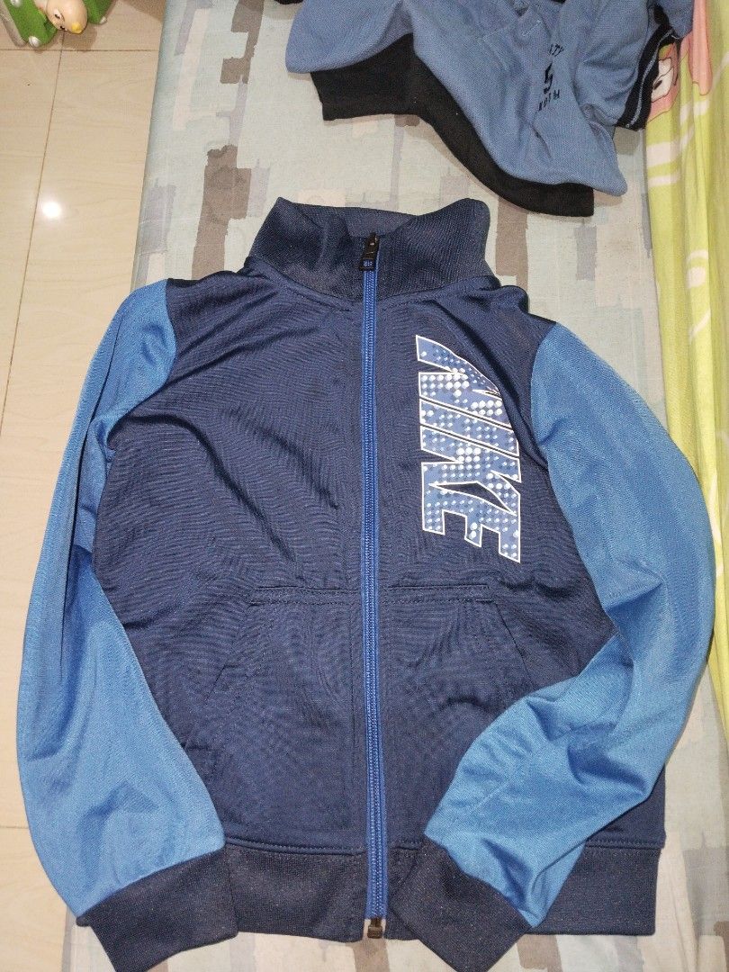 Nike Jacket kids 3-4 (Category: Babies & Kids Fashion) located in Cavite. Submitted by krisandrakian (Listing ID 1469083952, Image 1). Description: wala na ung partner nya na jogging pants..