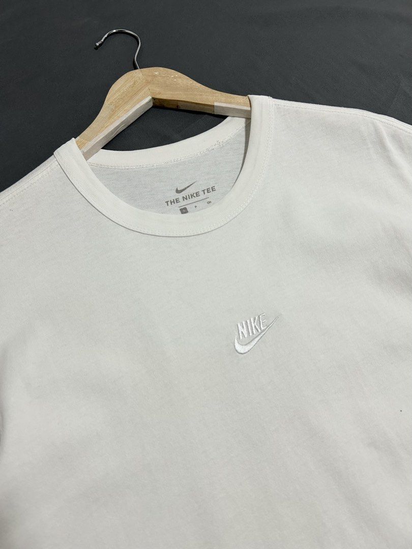 Nike Mid Logo Tee (Category: Tshirts & Polo Shirts ) located in Cavite. Submitted by gnthrift (Listing ID 1468998021, Image 2). Description: Nike Mid Logo Tee Size: S on tag Dimes: 20x27 Color rate: 9.5/10 Complete tags Excellent condition Issue: minimal dirt/stain Mine 380 + SF Location: Indang, Cavite Courier: J&T Express MOP: Gcash.