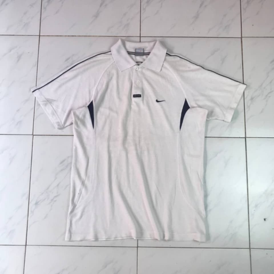 Nike polo (Category: Tshirts & Polo Shirts ) located in Davao. Submitted by frnzy05 (Listing ID 1469108639, Image 1). Description: Nike polo shirt Size - Medium Width - 23.5 Length - 29 Issues - need wash, small stains and multiple pinholes some from burn marks Color rate - 9/10 Condition - pang personal nyo nalang.
