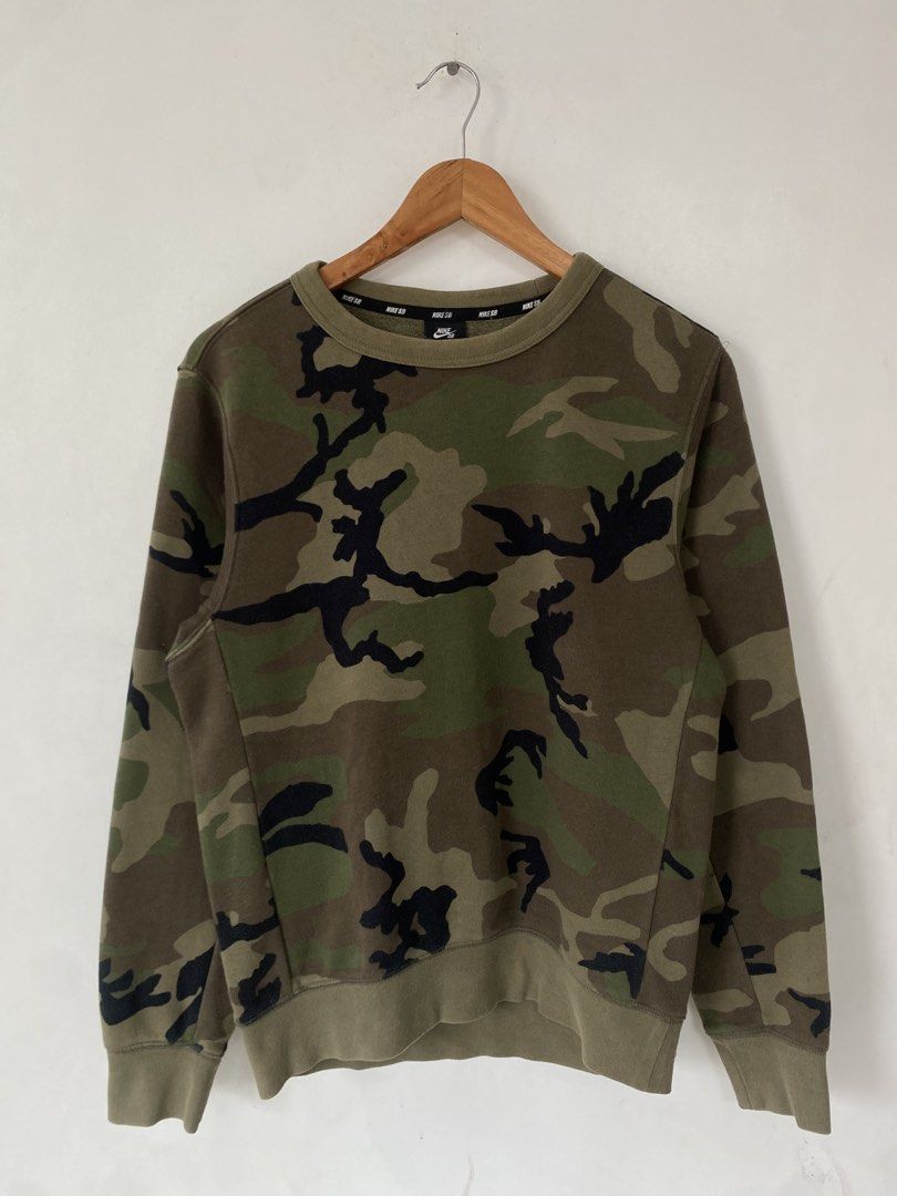 NIKE SB CAMO CREWNECK SWEATER (Category: Hoodies) located in Santa Rosa. Submitted by looted_thrifts (Listing ID 1468982813, Image 1). Description: NIKE SB CAMO CREWNECK SWEATER - EXCELLENT CONDITION - AUTHENTIC/LEGIT - SIZE SMALL ON TAG - WIDTH: 21 - LENGTH: 26 - 9.6/10 COLOR RATE - NO ISSUE 📥 DM TO PURCHASE.