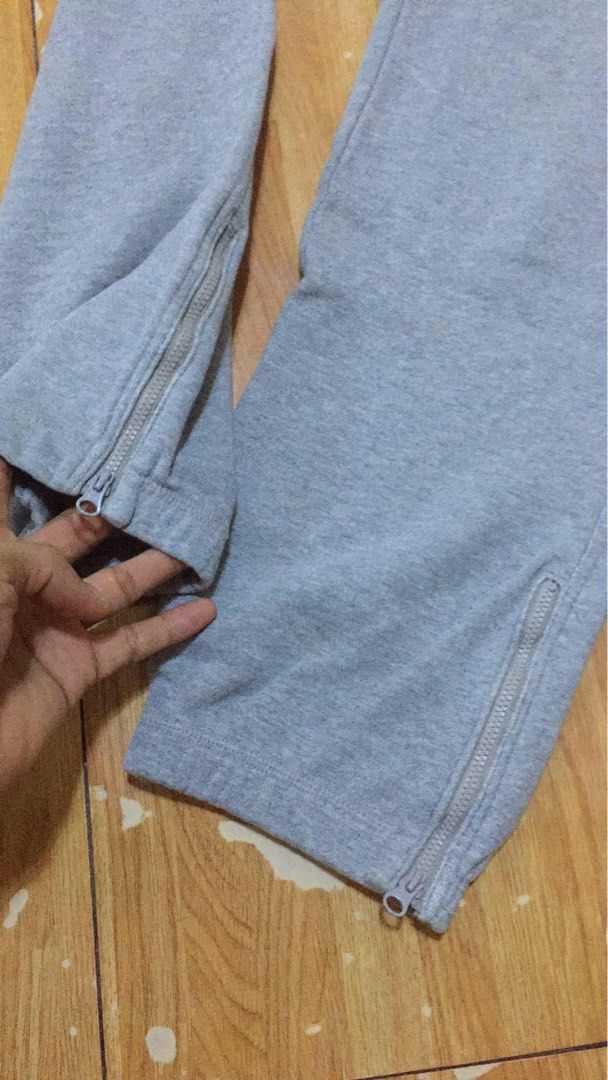 Nike Sportswear Grey Joggers (Category: Joggers) located in Manila. Submitted by stmngo (Listing ID 1468997635, Image 2). Description: Waistline 32-36 inches Length 42 inches Good condition 📍Manage your expectation. Item is thrifted. 📍Nagcarlan, Laguna.