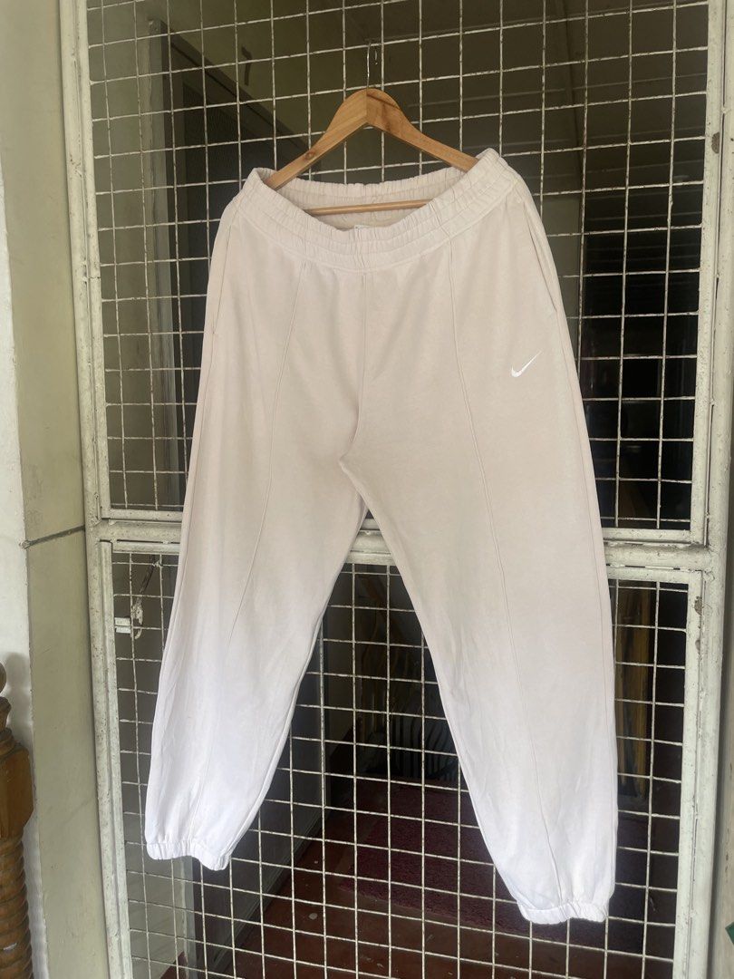 Nike Swoosh Baggy Pants (Category: Activewear) located in Manila. Submitted by oftherack_04 (Listing ID 1469091686, Image 2). Description: Size XL on tag Waist 34-36 Excellent condition .