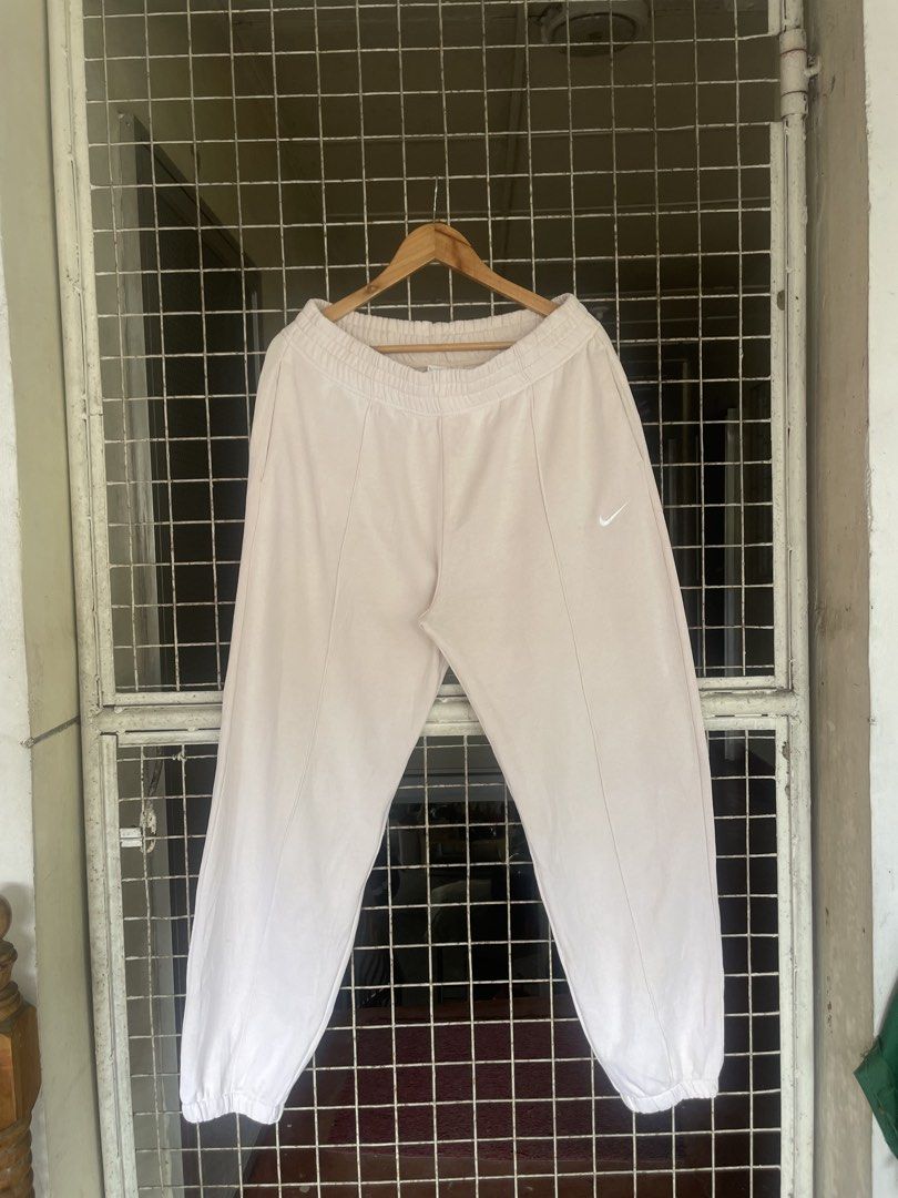 Nike Swoosh Baggy Pants (Category: Activewear) located in Manila. Submitted by oftherack_04 (Listing ID 1469091686, Image 1). Description: Size XL on tag Waist 34-36 Excellent condition .