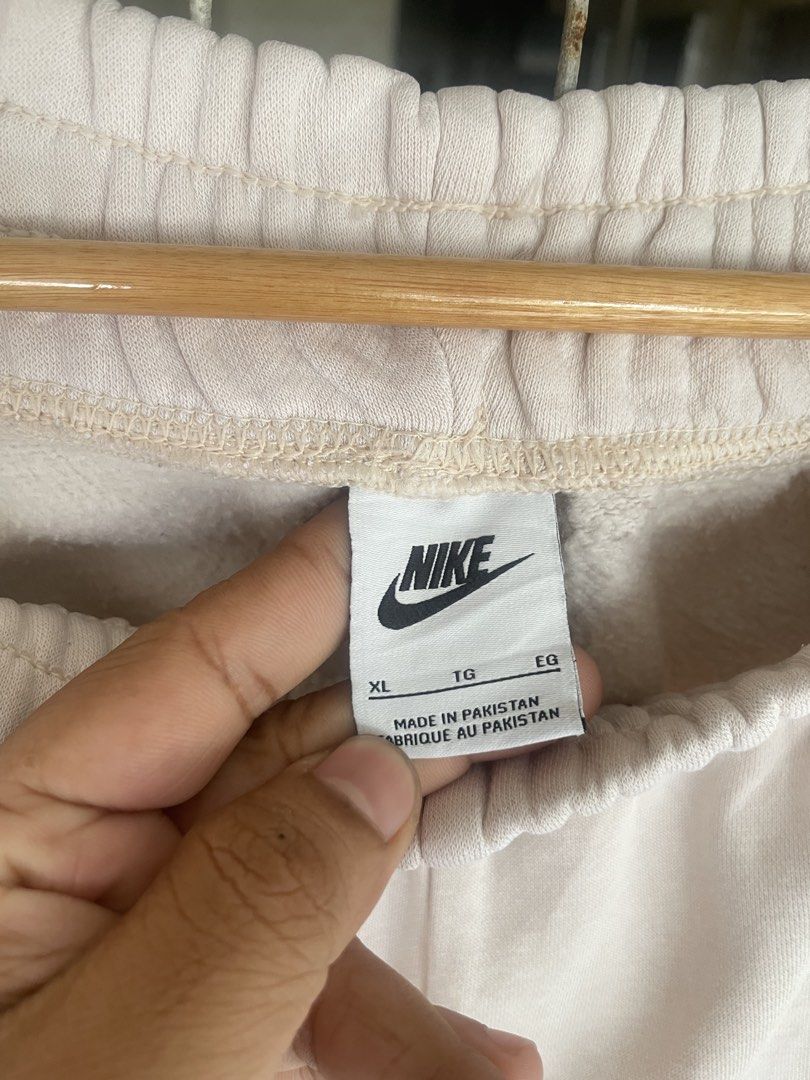 Nike Swoosh Baggy Pants (Category: Activewear) located in Manila. Submitted by oftherack_04 (Listing ID 1469091686, Image 3). Description: Size XL on tag Waist 34-36 Excellent condition .