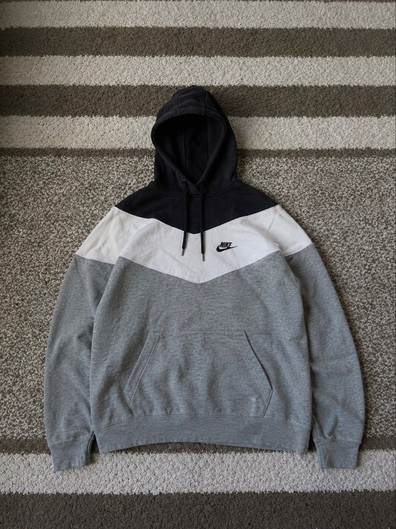 Nike Swoosh Hoodie ✨ (Category: Hoodies) located in Cebu City. Submitted by superdreii (Listing ID 1468989972, Image 1). Description: Condition: Very Good Issue: minimal stain (washable) 9.5/10 Color rate Color may vary due to its lighting ❗️Please lower your expectations since this item is thrifted❗️ Size Medium on tag best fit to small 📏Dimes: 22x24 📍Loc. Naga, Cebu 🚚 J&T EXPRESS DM FOR SURE BUYER AND FOR MORE DETAILS 📥 .