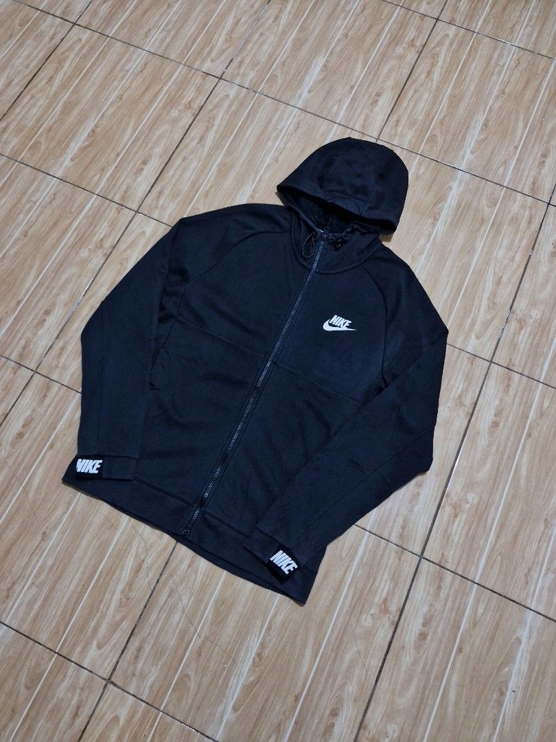 Nike Tech-flees (Category: Coats, Jackets and Outerwear) located in Antipolo. Submitted by kentoy6666 (Listing ID 1468956113, Image 2). Description: .