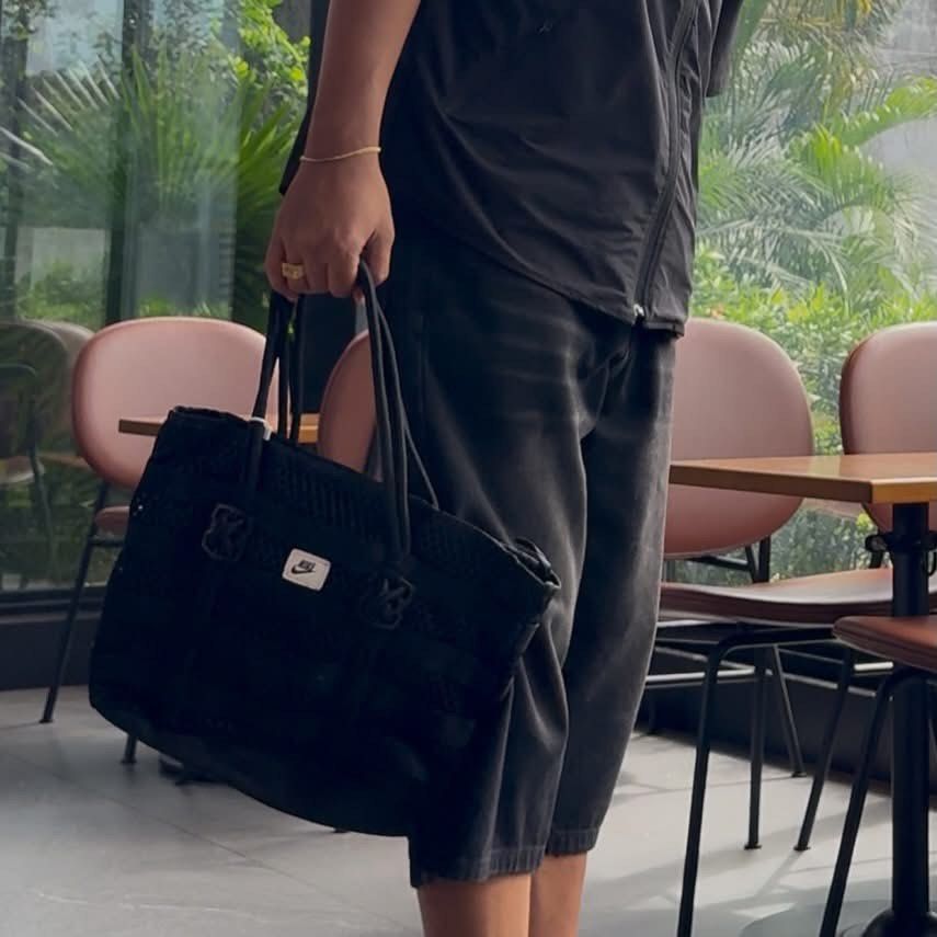 Nike Tote Bag (Category: Shoulder Bags) located in Manila. Submitted by hatline_co. (Listing ID 1469093575, Image 2). Description: .