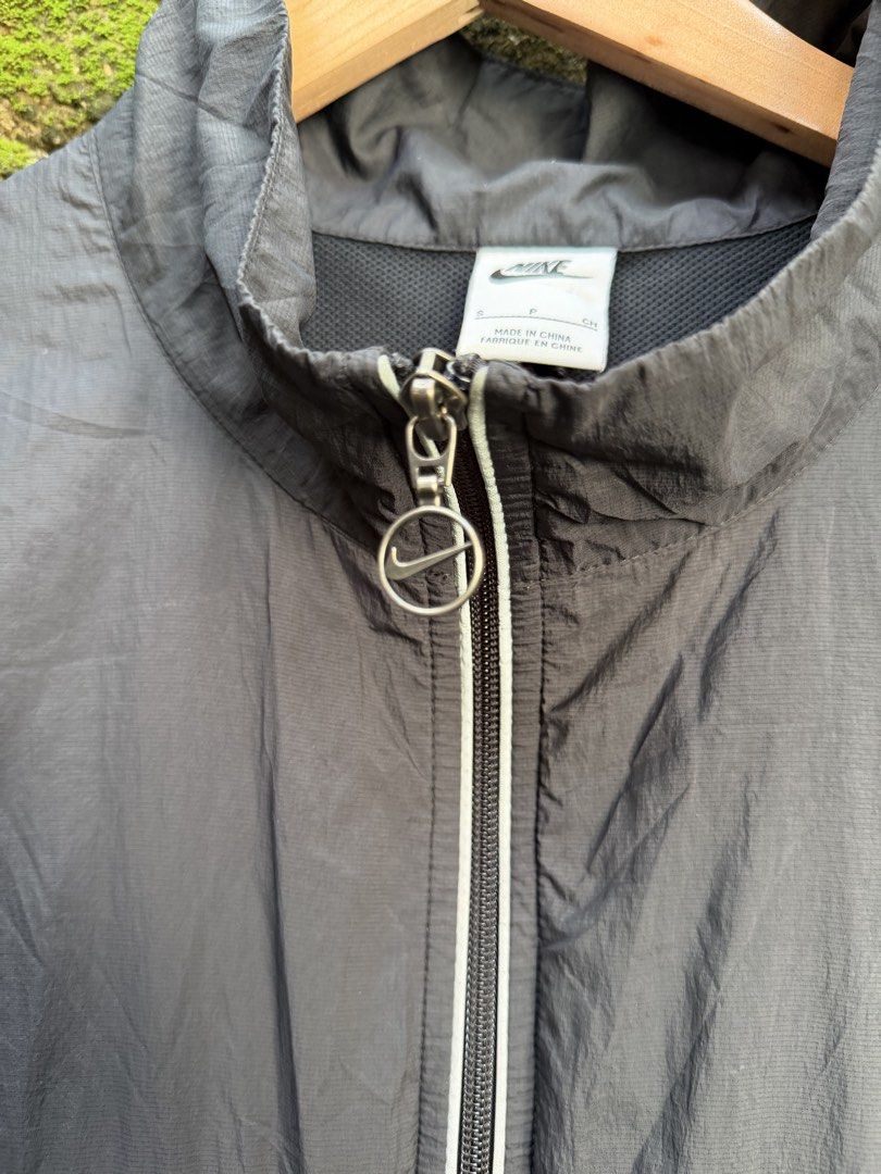 Nike windbreaker (Category: Coats, Jackets and Outerwear) located in Quezon City. Submitted by ree3_dr0pp2k25 (Listing ID 1469001181, Image 3). Description: Premium quality Rubber logo design No issue 27x25.5.