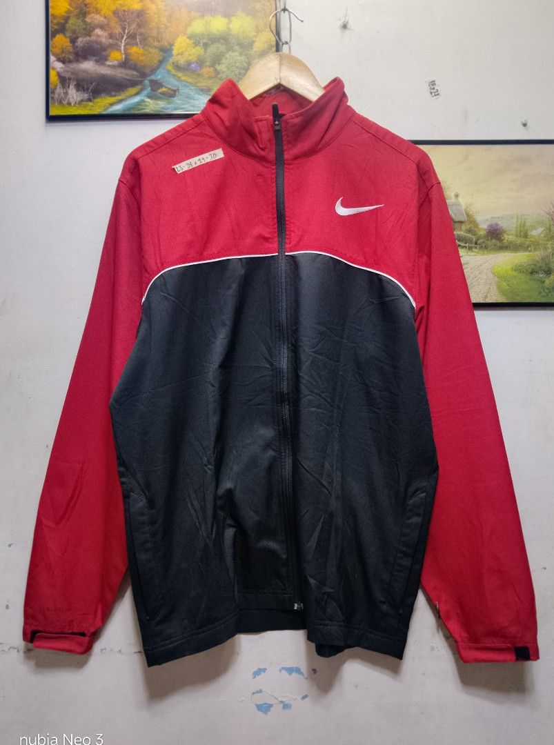nike windbreaker jacket (Category: Coats, Jackets and Outerwear) located in Valenzuela. Submitted by joshwrldselection (Listing ID 1469106267, Image 1). Description: large - xl very good condition need wash only thrift..