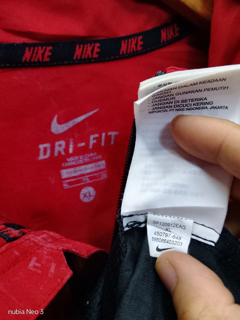 nike windbreaker jacket (Category: Coats, Jackets and Outerwear) located in Valenzuela. Submitted by joshwrldselection (Listing ID 1469106267, Image 2). Description: large - xl very good condition need wash only thrift..
