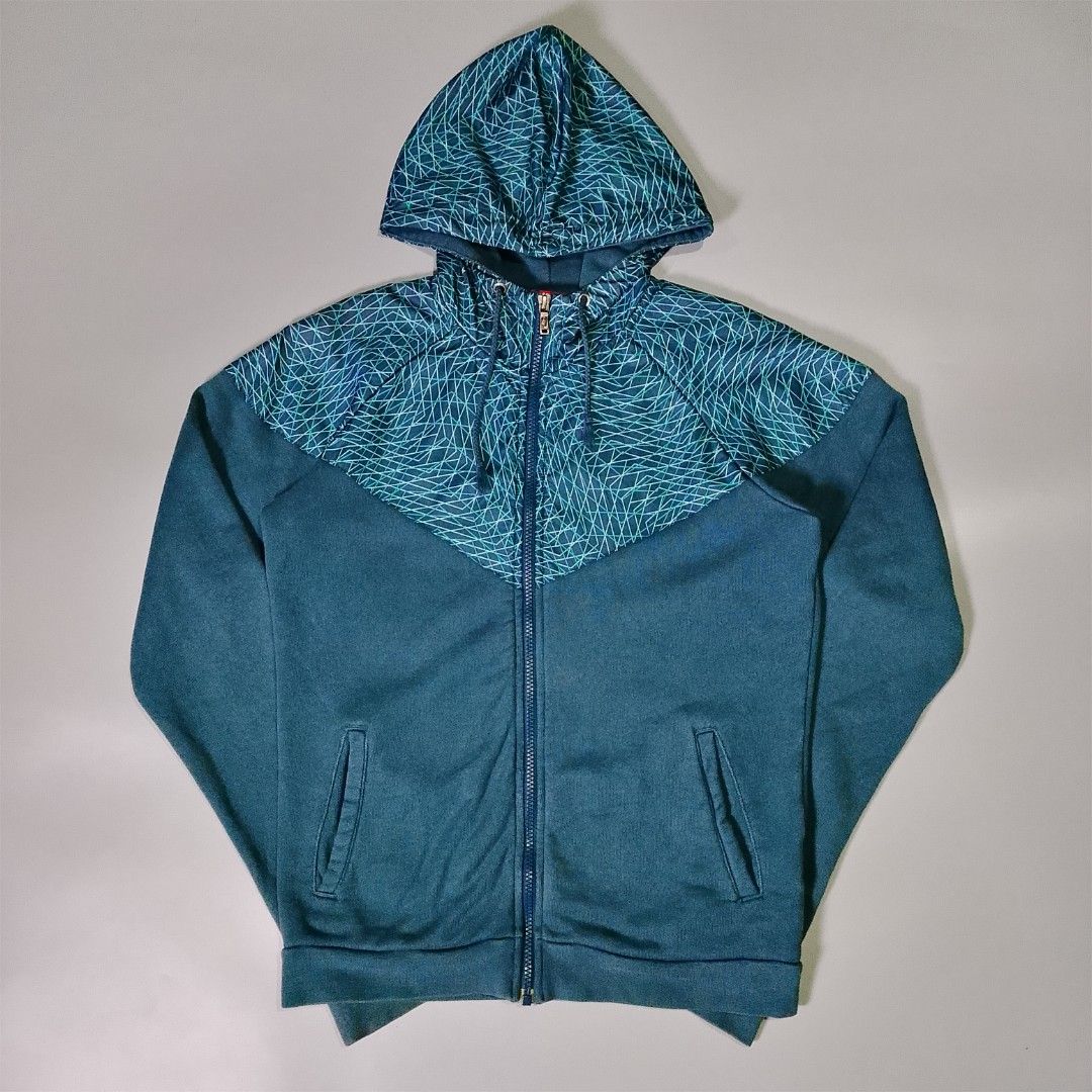 Nike Windrunner Geometric Zip Hoodie (Category: Coats, Jackets and Outerwear) located in Taguig. Submitted by 8kthrifter (Listing ID 1468932502, Image 1). Description: Nike Windrunner Geometric Zip Hoodie 🏷️Tag size: XL ▪️Width: 20 ▪️Length: 24 ▪️Color Rate: 8.5/10 ▪️Issue: minor scratch inner hood (see last photo) ▪️Excellent Condition.