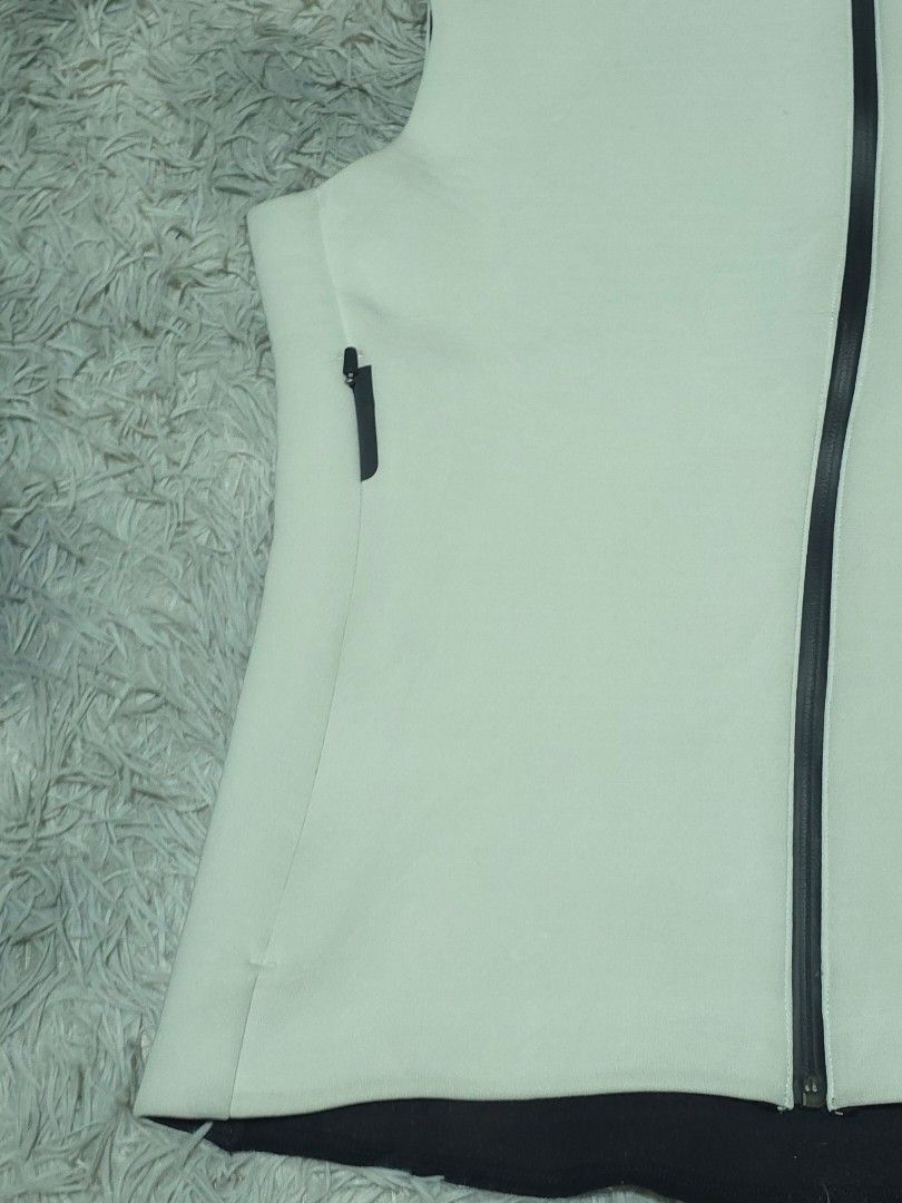 Nike Womens Therma Sphere Vest (Category: Activewear) located in Abulug. Submitted by humanwhosellthings (Listing ID 1469066479, Image 3). Description: Size XL on tag fit to Medium 18W x 24L Excellent Condition No issue.