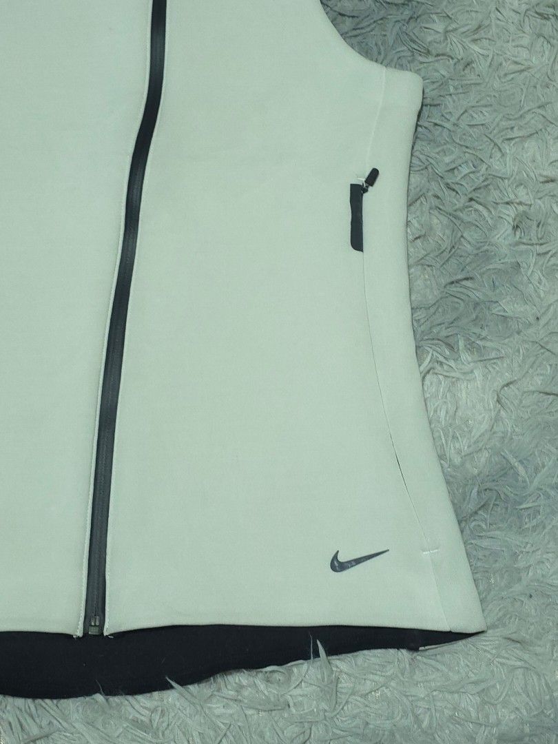 Nike Womens Therma Sphere Vest (Category: Activewear) located in Abulug. Submitted by humanwhosellthings (Listing ID 1469066479, Image 2). Description: Size XL on tag fit to Medium 18W x 24L Excellent Condition No issue.