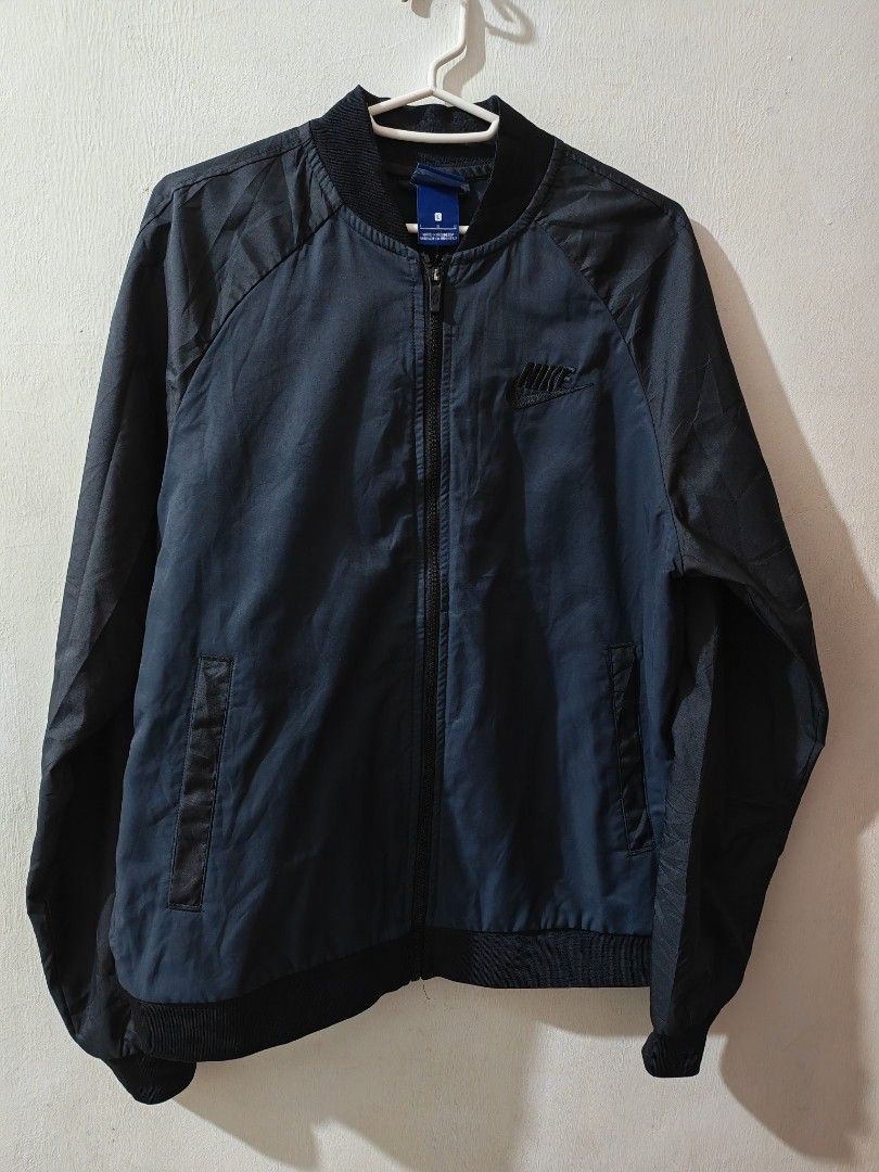 Nike Woven Players Jacket(L) (Category: Coats, Jackets and Outerwear) located in Baguio. Submitted by skwaterskalper (Listing ID 1469073701, Image 1). Description: Nike Woven Players Jacket(L) *21x26 *Like New Condition *Og *Embroided Logo *Google Searchable +Shipping Fee Gcash Payment (0931 128 5121)Next Day Shipping Send full shipping details once settled(Name/Address/Contact #) FB@ SkwaterSkalper/Vigee Patongay.