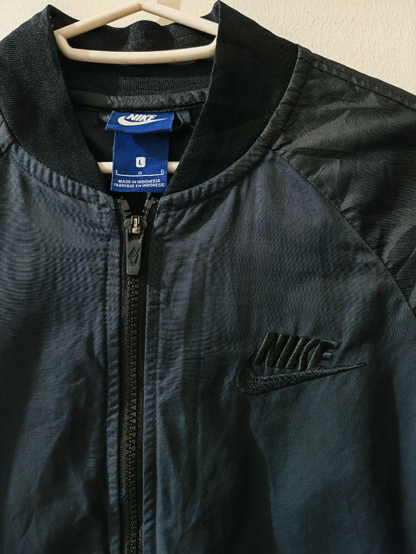 Nike Woven Players Jacket(L) (Category: Coats, Jackets and Outerwear) located in Baguio. Submitted by skwaterskalper (Listing ID 1469073701, Image 2). Description: Nike Woven Players Jacket(L) *21x26 *Like New Condition *Og *Embroided Logo *Google Searchable +Shipping Fee Gcash Payment (0931 128 5121)Next Day Shipping Send full shipping details once settled(Name/Address/Contact #) FB@ SkwaterSkalper/Vigee Patongay.