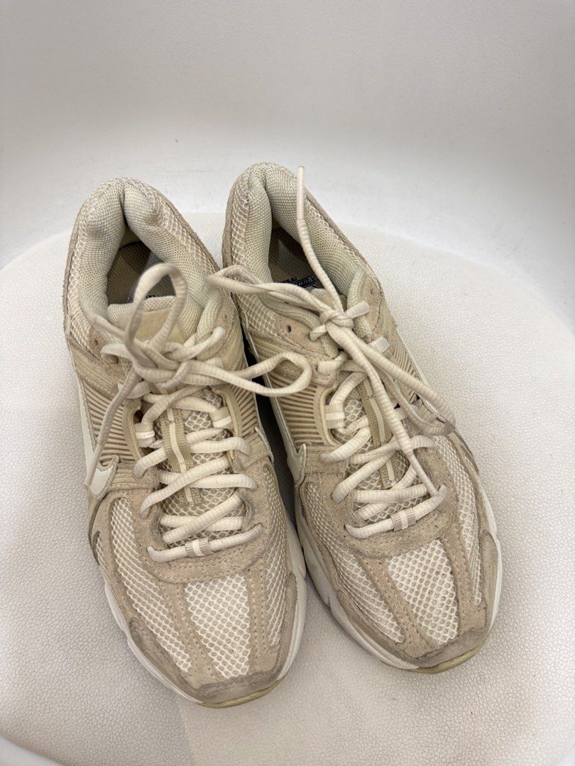 NIKE ZOOM VOMERO 5 (Category: Sneakers) located in Angeles City. Submitted by bagpriceinfiniteluck (Listing ID 1469086818, Image 3). Description: Preloved. Excellent used condition. BARGAIN SALE 💯NIKE ZOOM VOMERO 5 sneakers in beige/ khaki pale ivory size 6.5. Needs konting punas punas only!! It will look new again. The item is very nice and excellent condition Super mura price na. Ready for shipping🇵🇭🇵🇭 Thank you. God Speed✨✨.