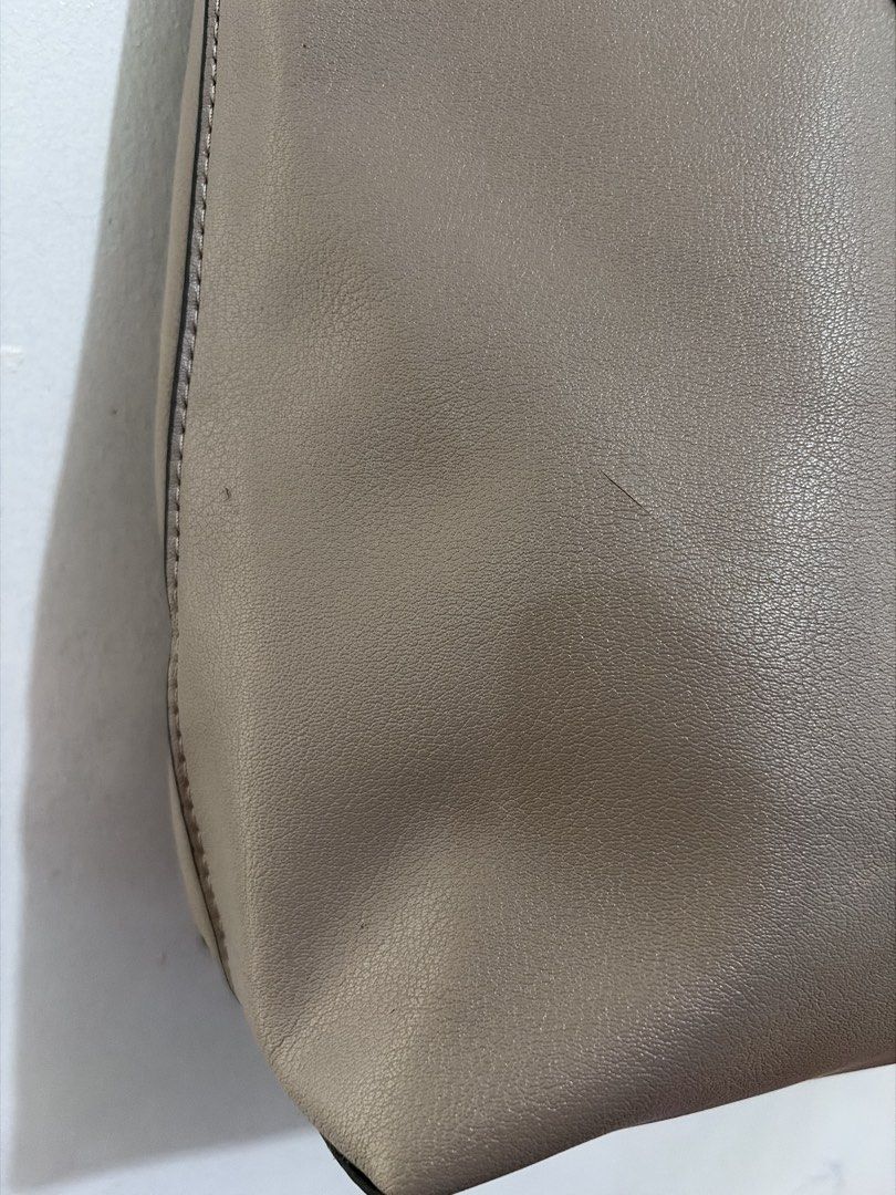 Nine West Harmon Handbag Tote (Category: Tote Bags) located in Quezon City. Submitted by wildeagle-cf48 (Listing ID 1468955639, Image 2). Description: - Nine West Harmon Handbag Tote in Pumice - Details: Clean stitching with silver-tone center hardware - Accessory: Includes a detachable ribbon - Capacity: Roomy interior that easily fits everyday essentials - Versatility: Neutral color matches effortlessly with any outfit.