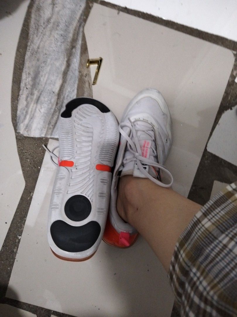 N!ke Air (Category: Sneakers) located in El Salvador. Submitted by francheskaukayukay (Listing ID 1469012699, Image 3). Description: needs washing.