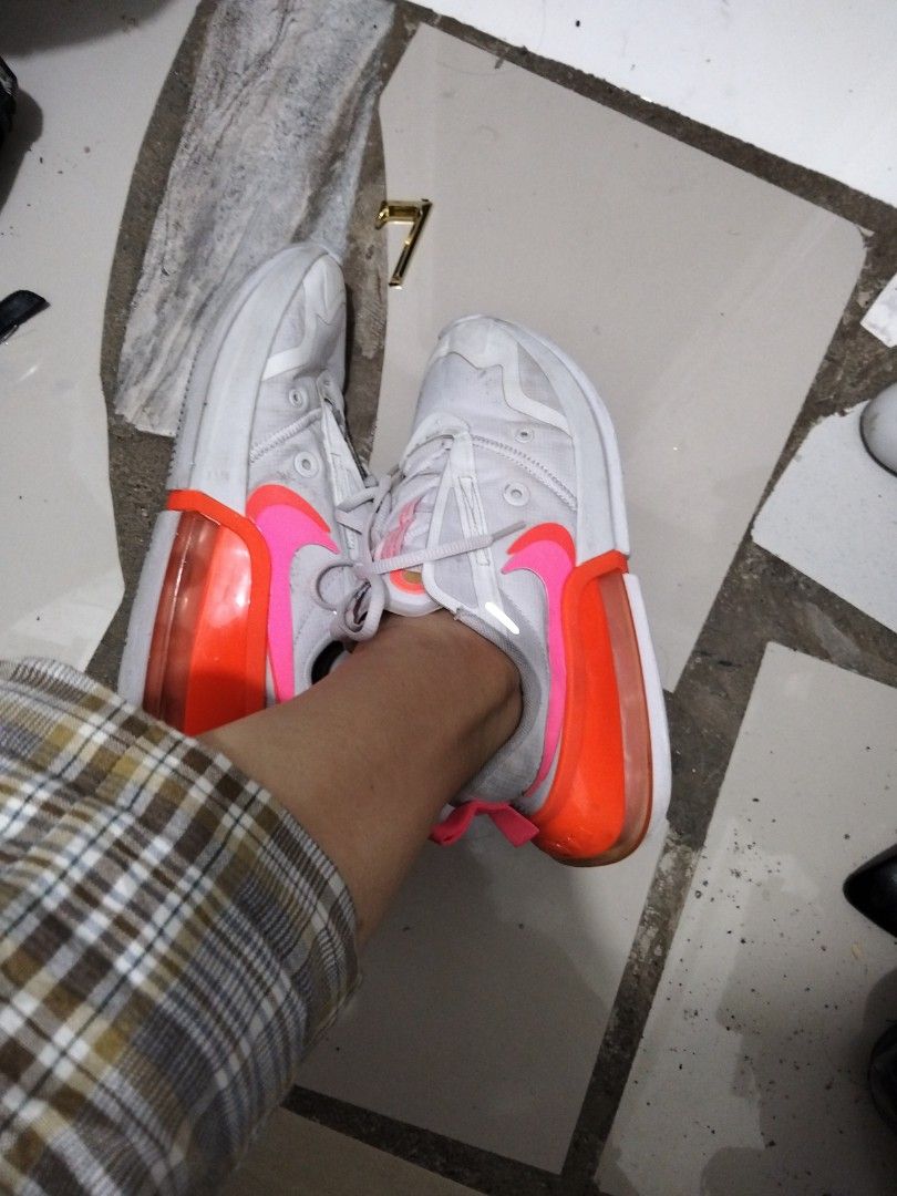 N!ke Air (Category: Sneakers) located in El Salvador. Submitted by francheskaukayukay (Listing ID 1469012699, Image 2). Description: needs washing.