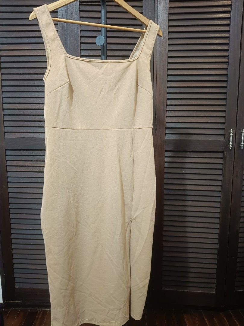 Nude Square Neck Bodycon with side slit (Category: Dresses) located in Manila. Submitted by byjrb (Listing ID 1469059931, Image 1). Description: 🛍️ Brand-new items from SHEIN, Emery Rose, Zaful, No brand & more! Size : Large 📦 Shipping: LBC / J&T / Lalamove 💸 MOP: GCash / BPI only Note : Brand is listed as SHEIN for listing purposes. All items are sourced from shein-bales. Shipping schedule. Wednesday and Saturday : shipping day..