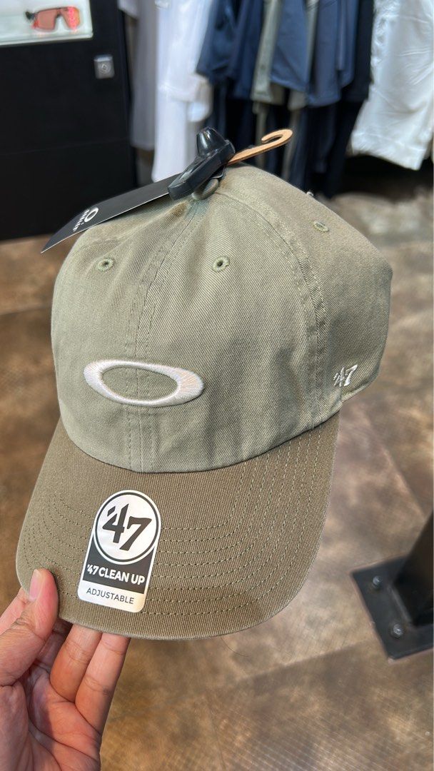 Oakley cap (Category: Caps & Hats) located in Calamba. Submitted by biyanggg (Listing ID 1468977278, Image 2). Description: Brandnew w paperbag .