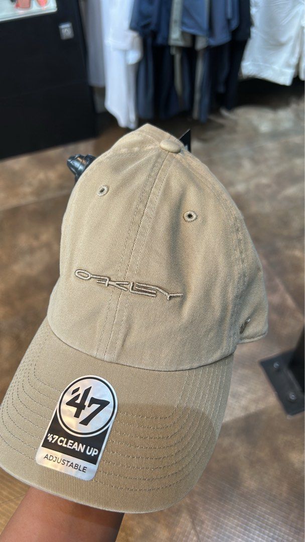 Oakley cap (Category: Caps & Hats) located in Calamba. Submitted by biyanggg (Listing ID 1468977278, Image 1). Description: Brandnew w paperbag .